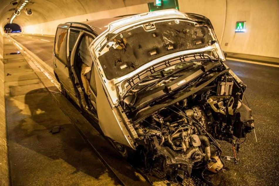 Der VW Sharan ist ein völliges Wrack.