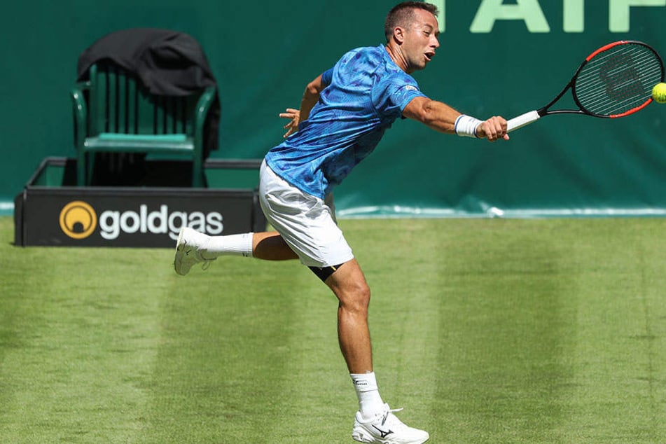 Philipp Kohlschreiber (33) setzte sich mit zwei Gewinnsätzen gegen den Portugiesen Joao Sousa durch.