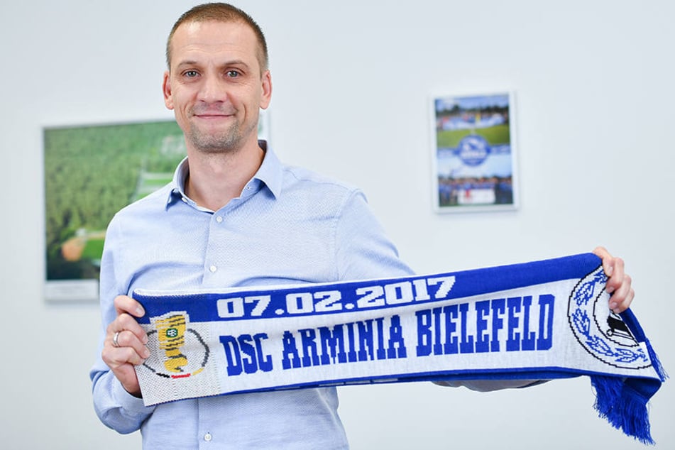 In Walldorf freut man sich schon auf den DSC. Dem Spiel wurde sogar ein Fan-Schal gewidmet. Astoria-Trainer Matthias Born präsentiert ihn stolz.