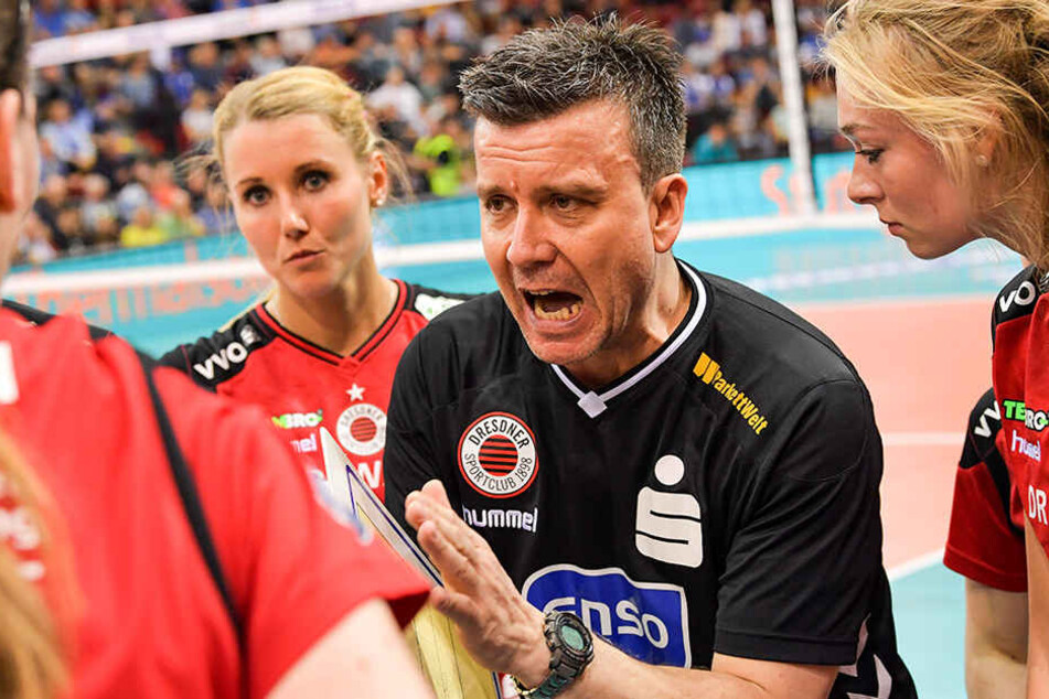 Eine verschworenen Gemeinschaft: Trainer Alexander Waibl und seine Spielerinnen.