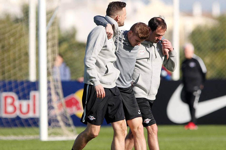 Timo Werner wird humpelnd vom Platz getragen.