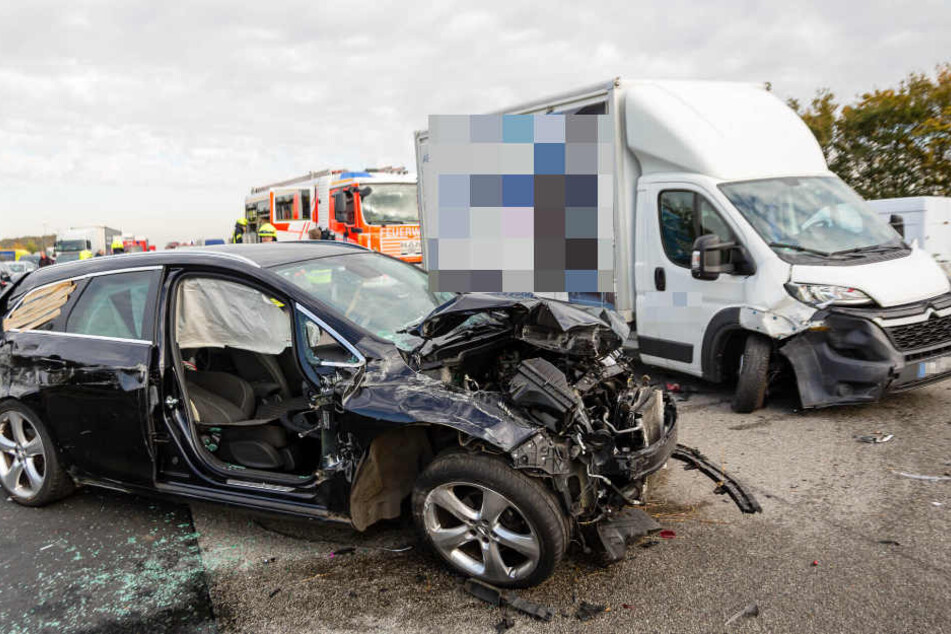 Eine Person musste aus dem Auto von der Feuerwehr befreit werden.