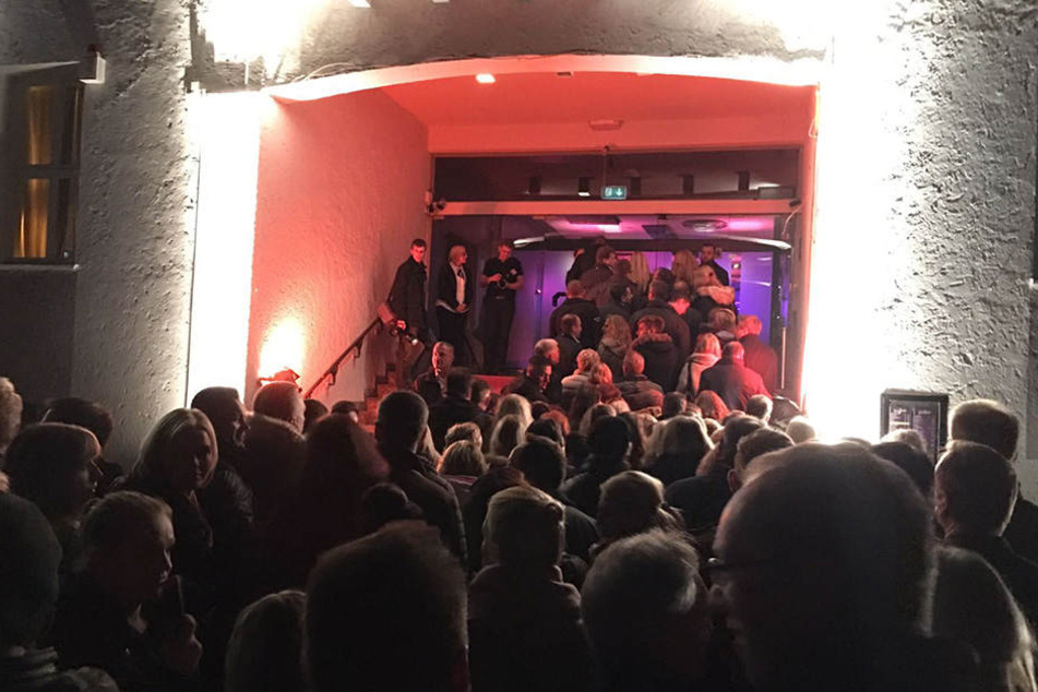 Die Schlange nahm kein Ende: Ganz Bielefeld wollte Mickie Krause sehen.