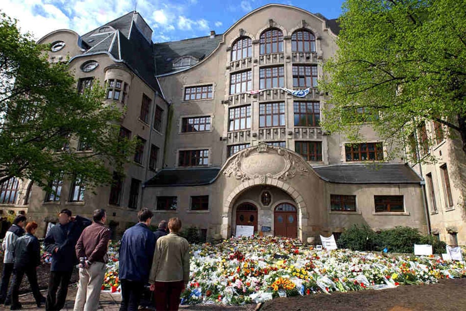 Das Blumenmeer nach der entsetzlichen Tat vor dem Gutenberg-Gymnasium. (Archivbild)
