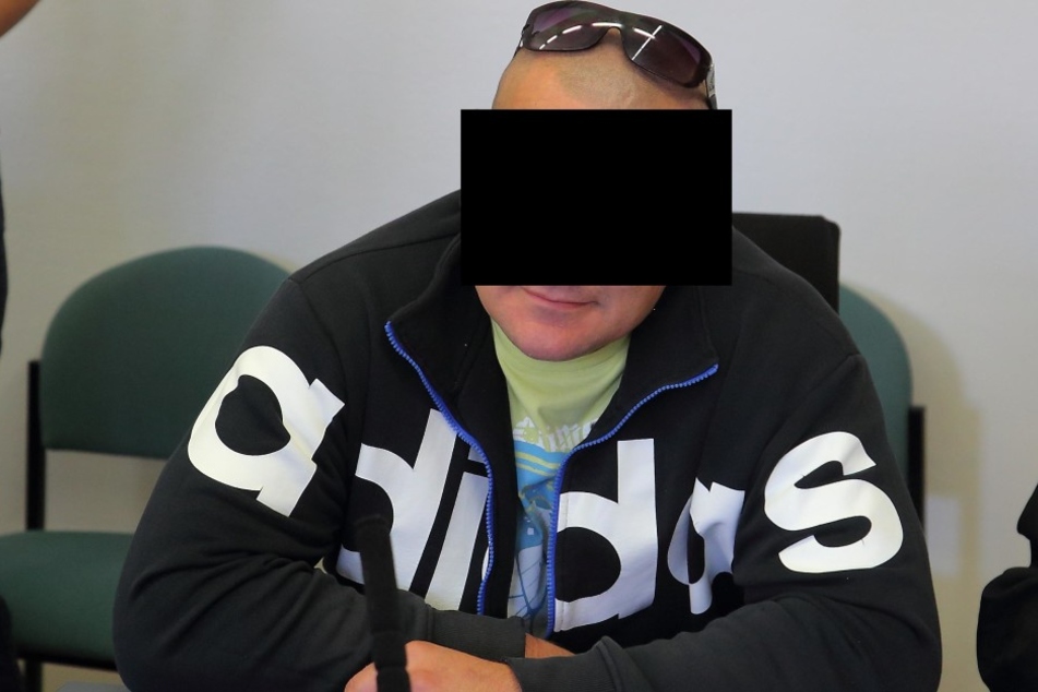 Thomas S. (36) ging laut Anklage auf Mitbewohner im Obdachlosenheim los.