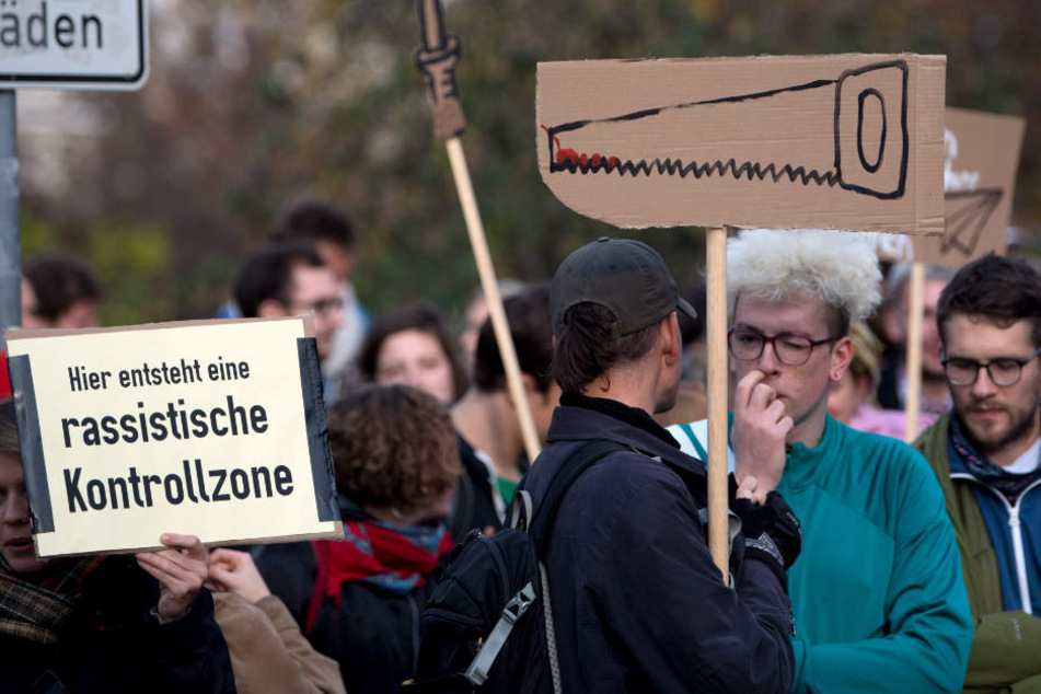 Gegner der neuen Waffenverbotszone protestieren während des Ministertermins in Leipzig.