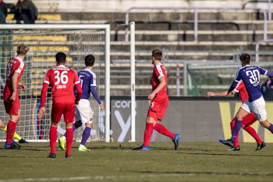 Der Auer Siegtreffer! Dimitrij Nazarov (r.) hat abgezogen, der Ball
springt vom Innenpfosten ins Tor.