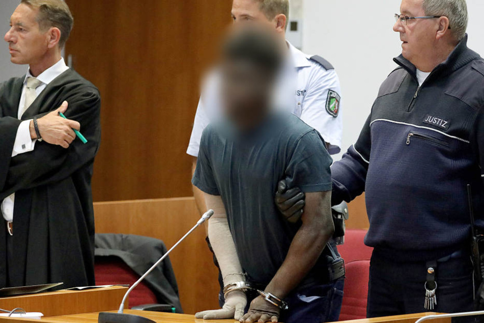 Der Täter hatte sich später in seiner Zelle bei einem Brand schwere Verletzungen zugezogen, trägt deshalb eine Armbandage.