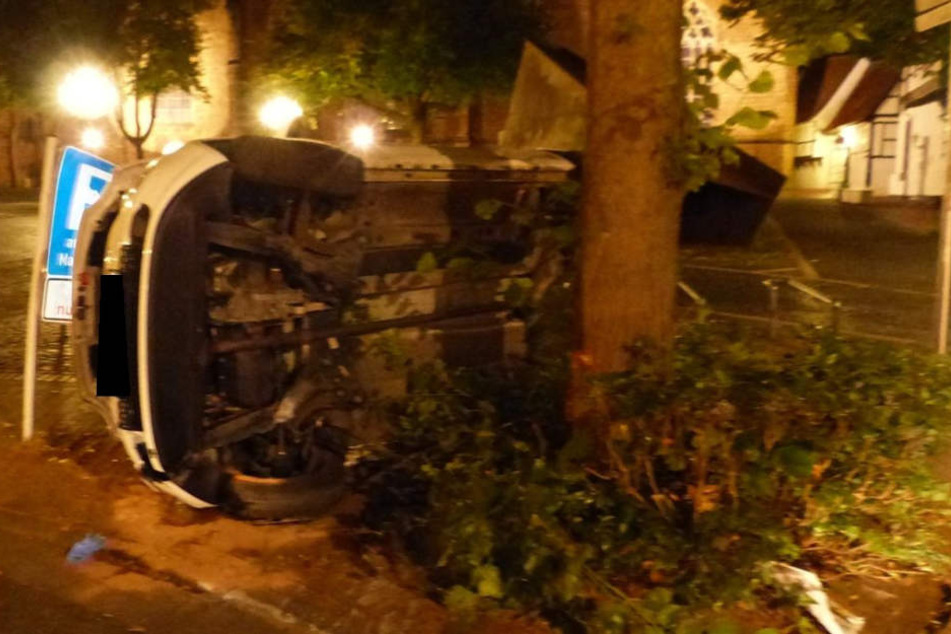 Mit voller Wucht knallte der Wagen gegen einen Baum.