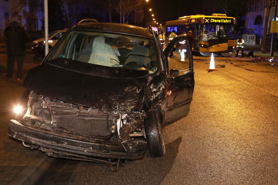 In der Nacht krachten ein VW und ein Bus zusammen.