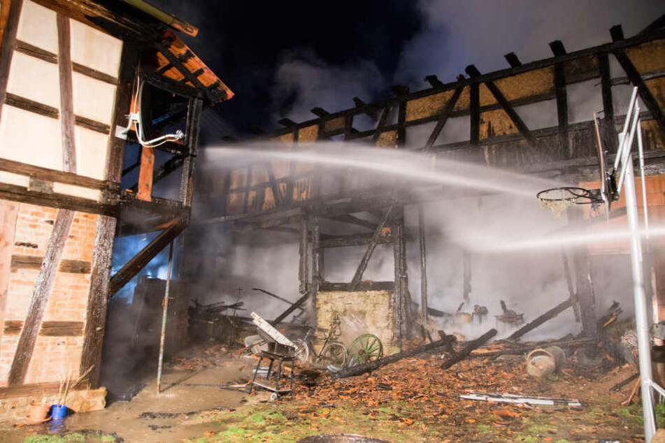 Das Haus war nach dem Löscheinsatz der Feuerwehr unbewohnbar.