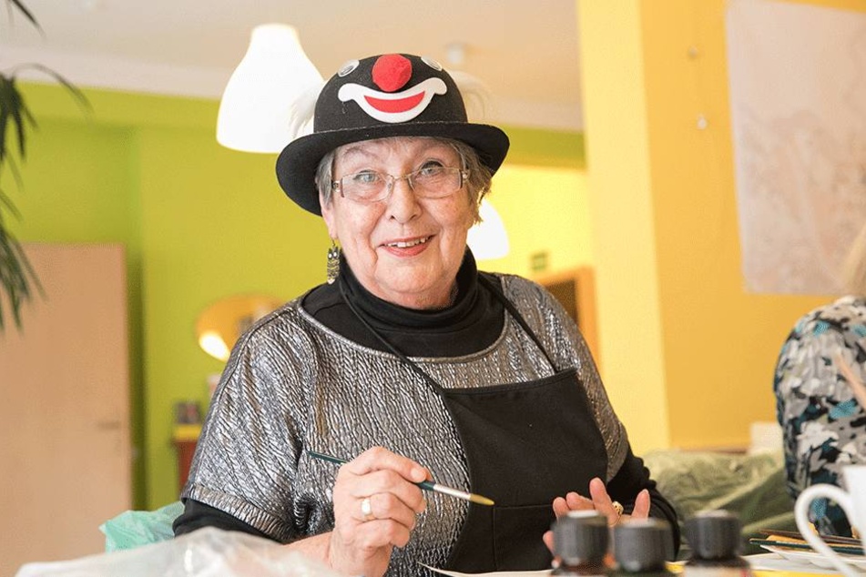 Dass Karin Borkenhagen (74) mit Spaß und Freude zum Pinsel greift, zeigt schon ihr lustiger "Arbeitshut"... .
