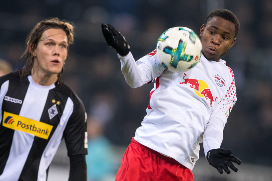 Matchwinner Ademola Lookman (r., gegen Gladbachs Jannik Vestergaard) erzielte das 1:0 in Gladbach.