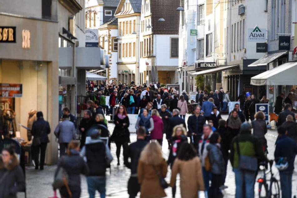 Viele Menschen sind in der Bielefelder Innenstadt unterwegs.