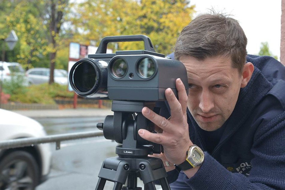 Stadtpolizist Sebastian Meyer (38) mit dem neuen Blitzgerät.