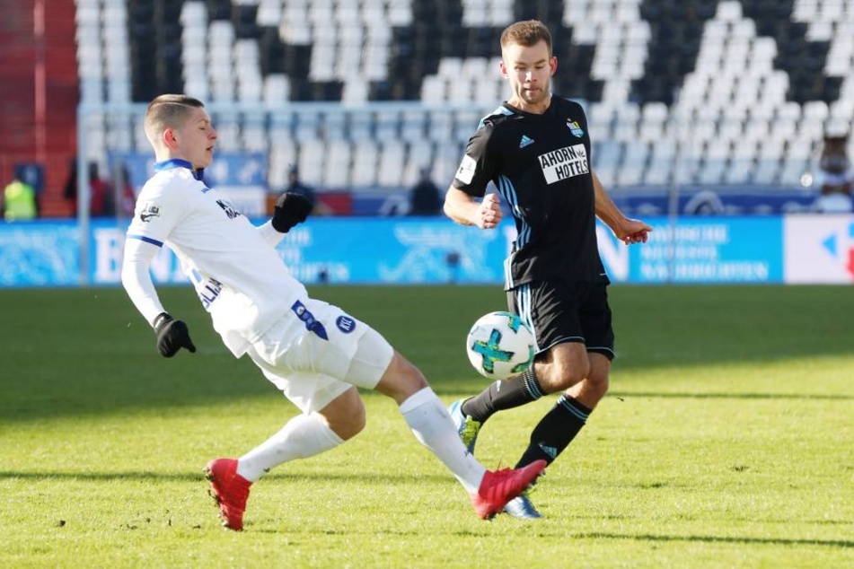 Winterneuzugang Mikko Sumusalo (r.), hier im Zweikampf mit Florent Muslija, war Teil des Abwehrverbunds der Himmelblauen in der Partie beim Karlsruher SC.