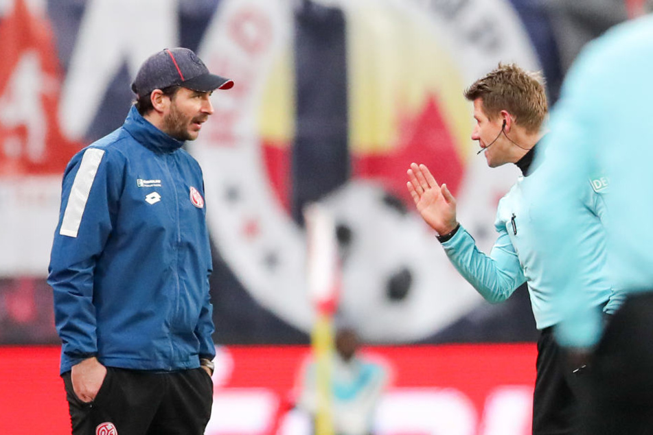 Wurde in der 75. Minute auf die Tribüne geschickt: Mainz-Trainer Sandro Schwarz (l.).
