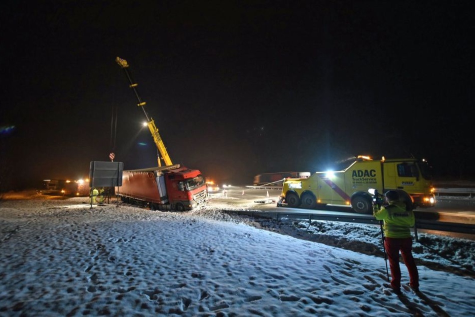 Ein sturzbetrunkener Brummifahrer ist am Dienstagabend mit seinem Sattelzug beim Auffahren auf die A4 in den Graben gefahren.