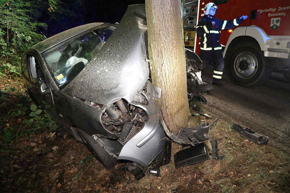 Der VW Polo prallte frontal gegen einen Baum.