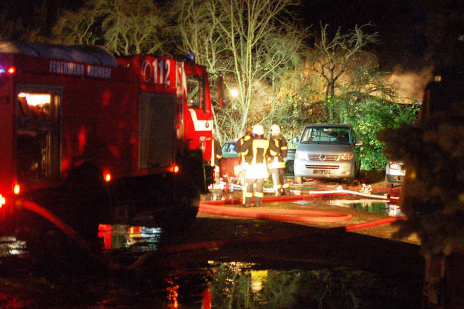 Die Feuerwehr hatte erhebliche Schwierigkeiten, an die brennende Laube zu gelangen.