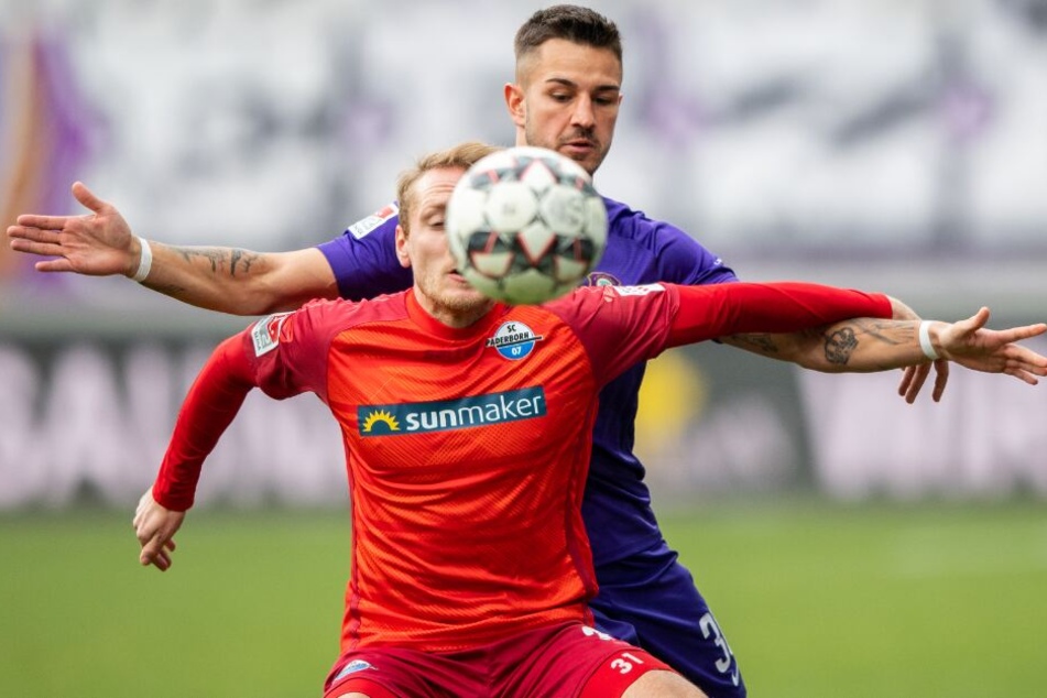 Aues Filip Kusic (h) gegen Paderborns Ben Zolinski.