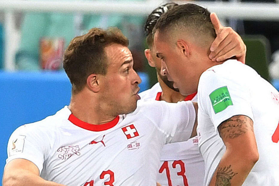 Xerdan Shaqiri (l.) und Co. bejubeln gemeinsam den Ausgleichstreffer.