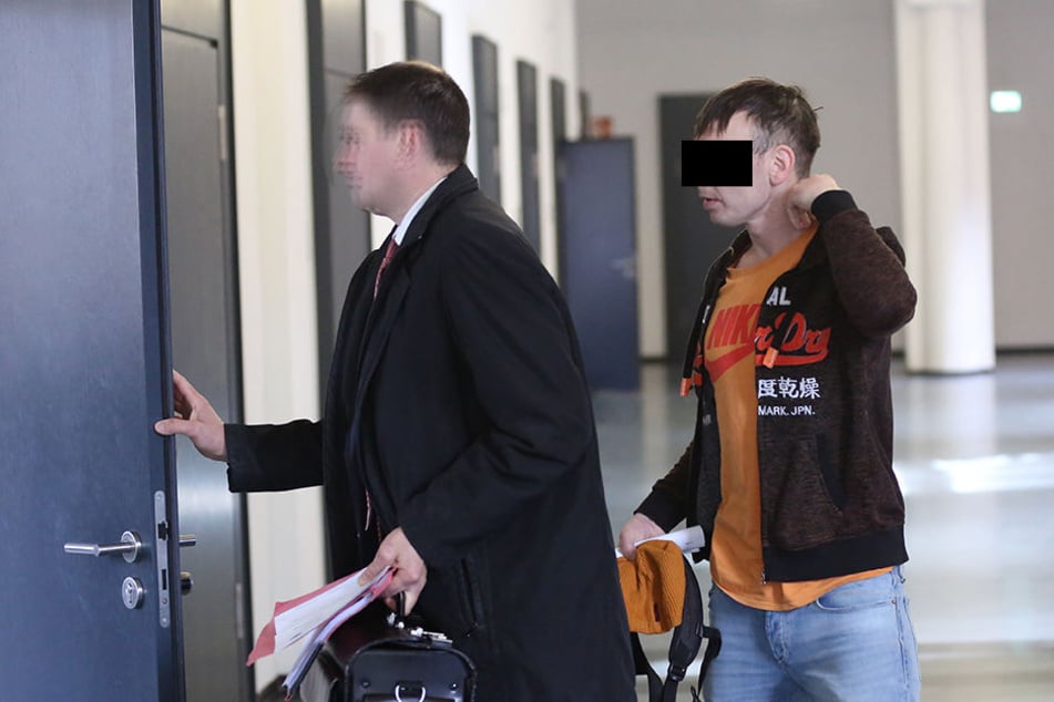 Nachdenklich auf dem Weg zum Gerichtssaal: der Angeklagte Sandro V. (34).