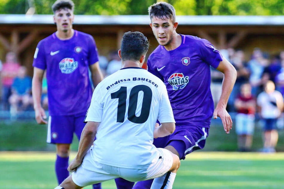Niklas Jeck (r.) im Testspiel gegen Budissa Bautzen im Zweikampf mit Michael Schlicht.