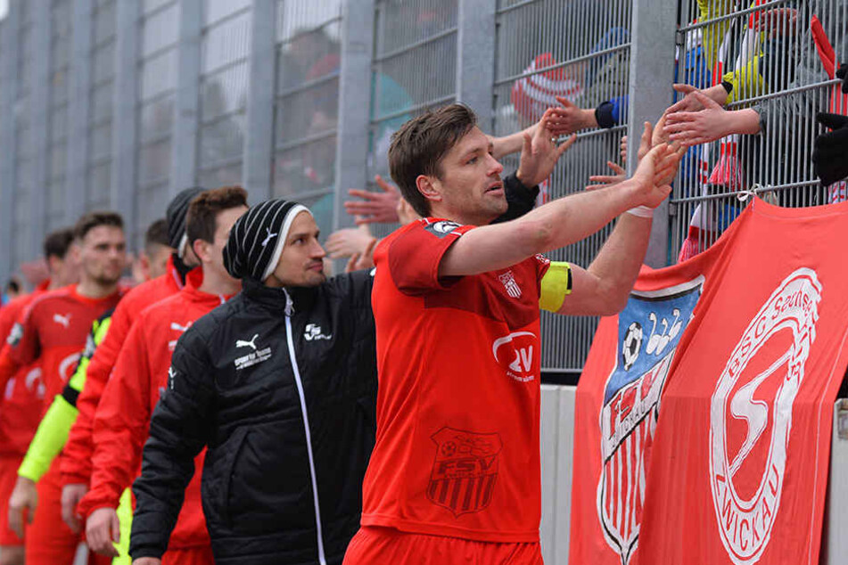 Die FSV-Spieler auf der hochverdienten Ehrenrunde bei den Fans.