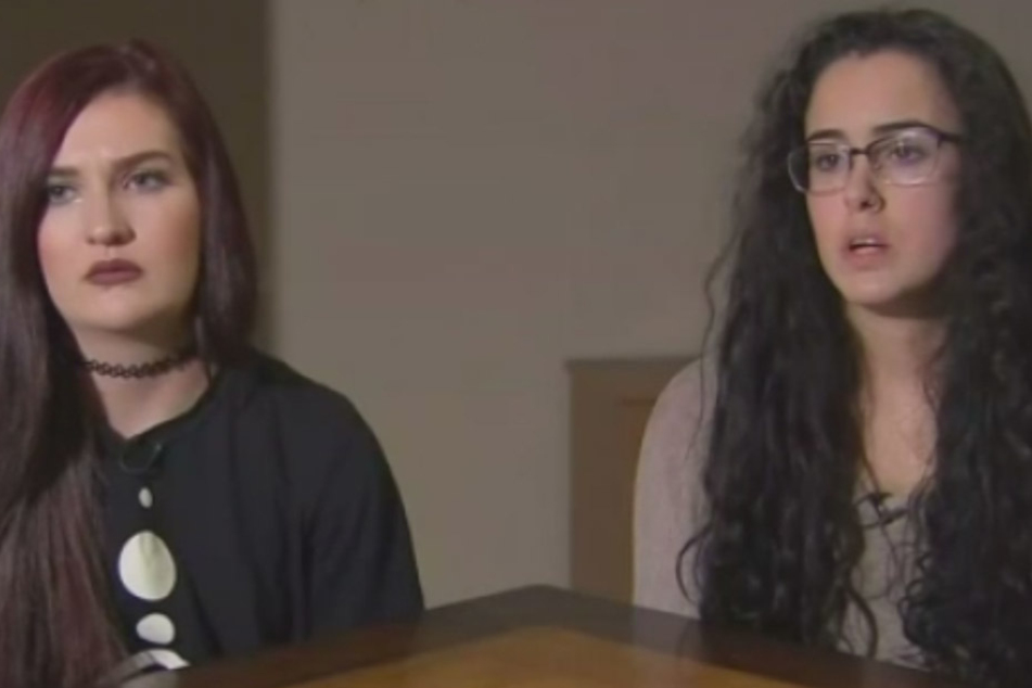 Courtney Palacios und ihre Freundin Tayler Myers sollten ihre Nippel-Piercings entfernen.
