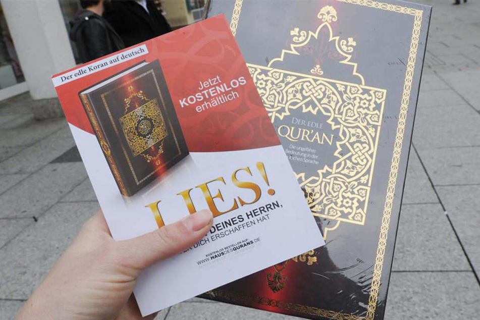 Zu jedem Koran bekommt man auch einen Flyer der "Lies!"-Kampagne (Symbolbild).