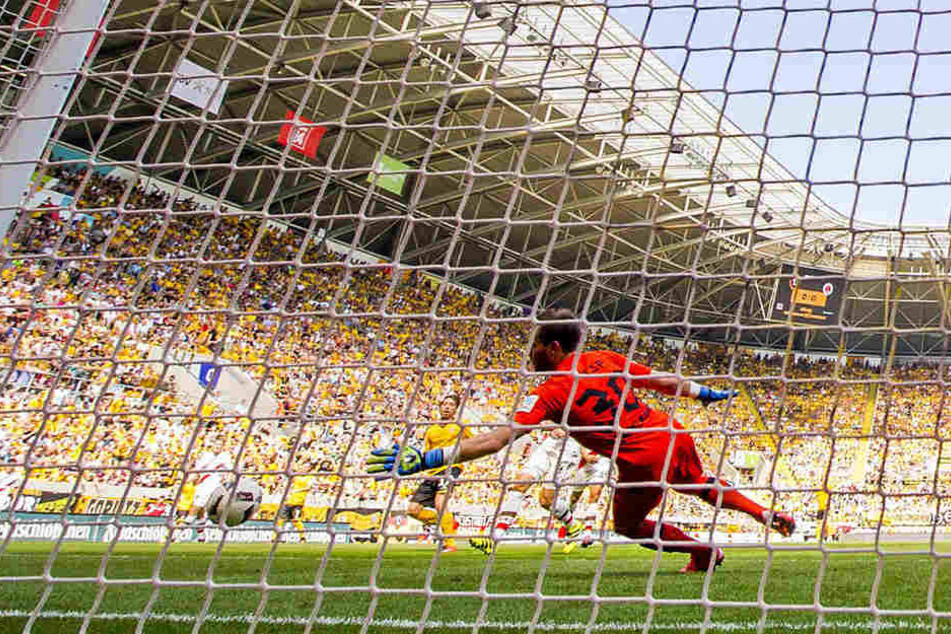 Das Tor des Tages: Im Hinspiel gelang Andreas Lambertz (M., h.) Dynamos Siegtreffer zum 1:0 gegen St. Pauli.