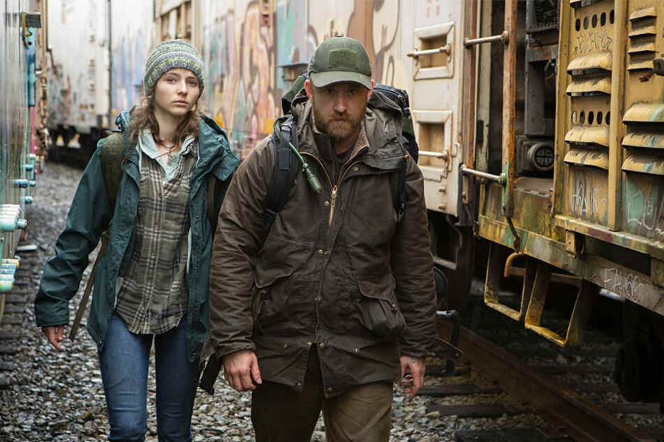Tom (l., Thomasin McKenzie) und ihr Vater Will (Ben Foster) sind auf der Flucht vor dem Gesetz.