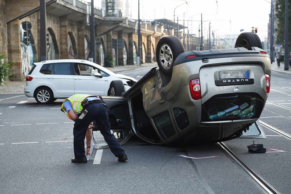 Der Dacia überschlug sich und blieb auf dem Dach liegen.