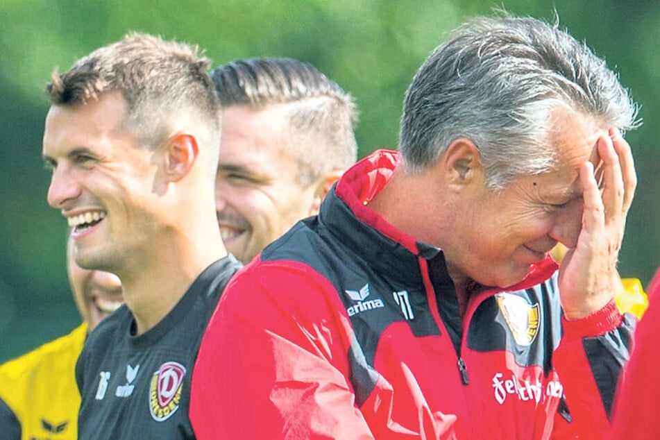 Die Laune ist trotz einer teils holprigen Vorbereitung gut. Und Dynamo-Trainer Uwe Neuhaus ist froh,
dass ihm Philip Heise (l.) als Leistungsträger erhalten bleibt.