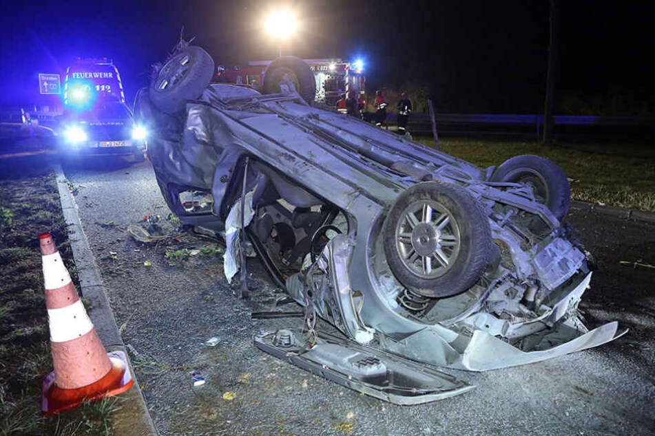 Von dem Renault blieb nach dem Unfall nur ein Haufen Schrott.