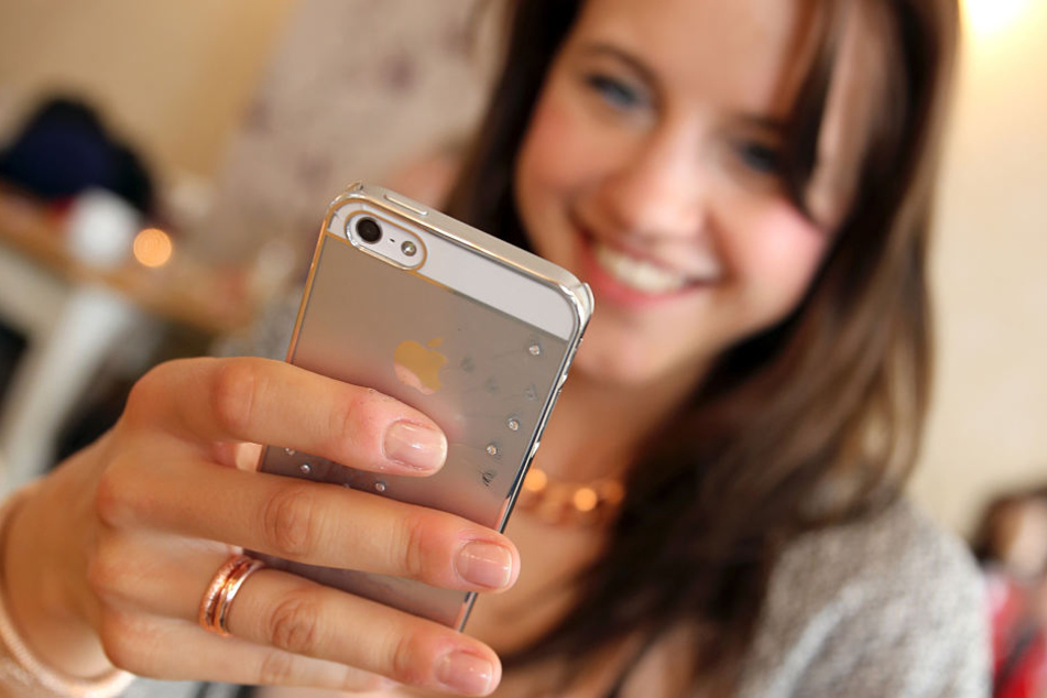 Selfie hier, Post da: Jugendliche vertreiben sich viel Zeit am Smartphone.