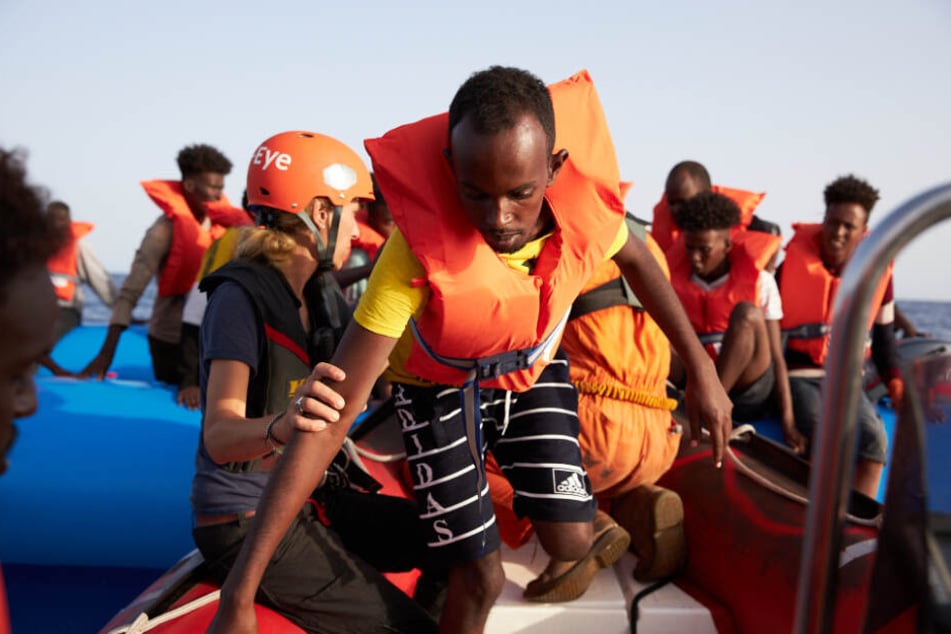 Die Flüchtlinge wurden von einem Schlauchboot gerettet.