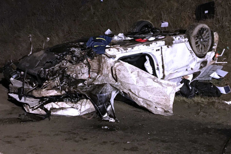 Der BMW liegt zerstört am Fahrbahnrand. Kurz davor wurde eine Person zu Tode gerast.