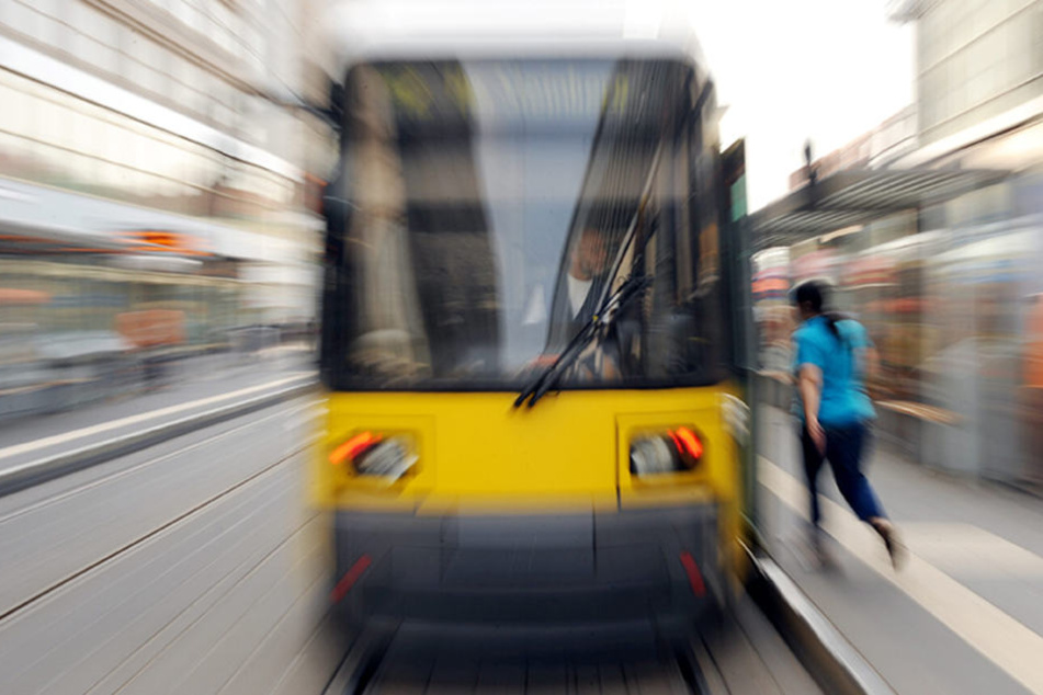 Der Straßenbahnfahrer und weitere Fahrgäste blieben unverletzt. (Symbolbild)