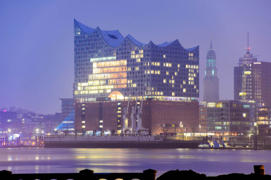 Nach zehnjähriger Bauzeit wird die Elbphilharmonie am Mittwochabend mit einem Konzert des NDR Elbphilharmonie Orchesters eröffnet.