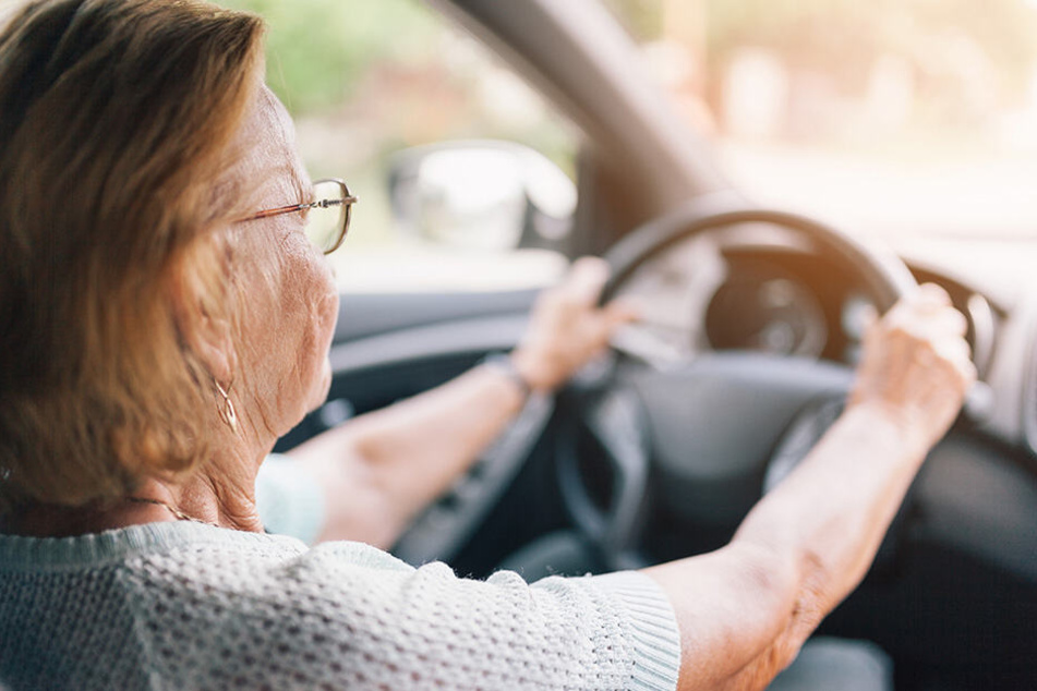 Die Polizei ermittelt noch immer, warum die 68-Jährige gegen den Fahrschulprüfer fuhr. (Symbolbild)