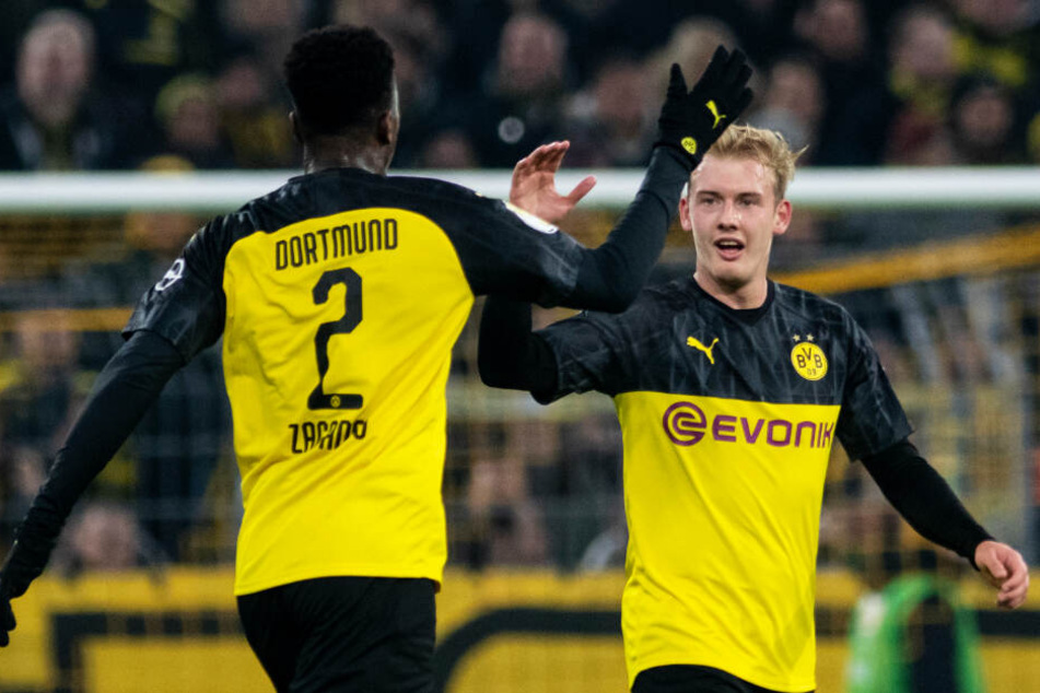 Julian Brandt (r.) klatscht sich mit Dan-Axel Zagadou ab.