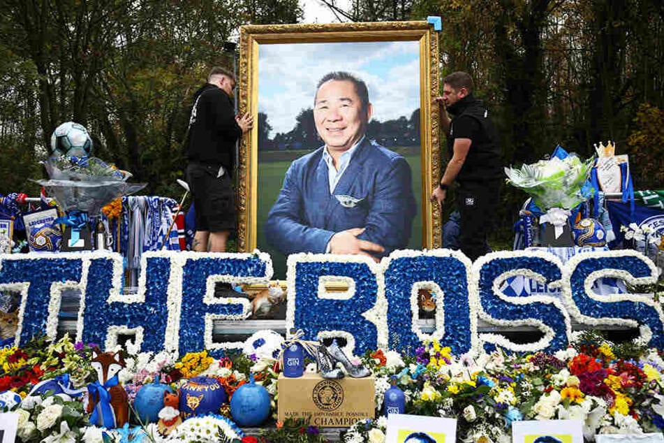 Fans von Leicester City gedenken ihrem verstorbenen Club-Präsidenten Vichai Srivaddhanaprabha.