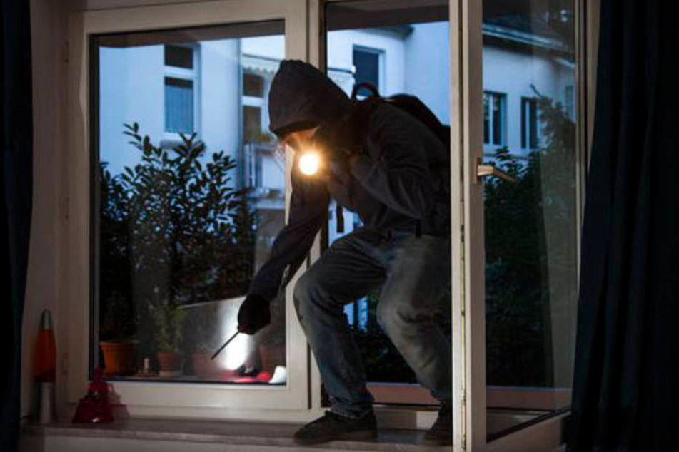 Der Eindringling kam wohl durch ein gekipptes Fenster in die Wohnung der jungen Frauen. (Symbolbild)