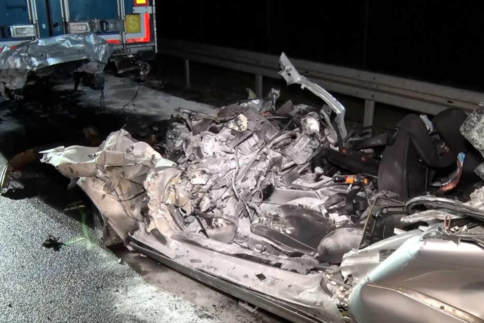 Der völlig verunfallte Wagen wurde von Feuerwehrleuten geborgen.