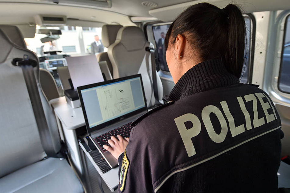 Auch in Autos der NRW-Polizei soll es bald Laptops geben. Das fordert zumindest die Gewerkschaft. (Symbolbild)