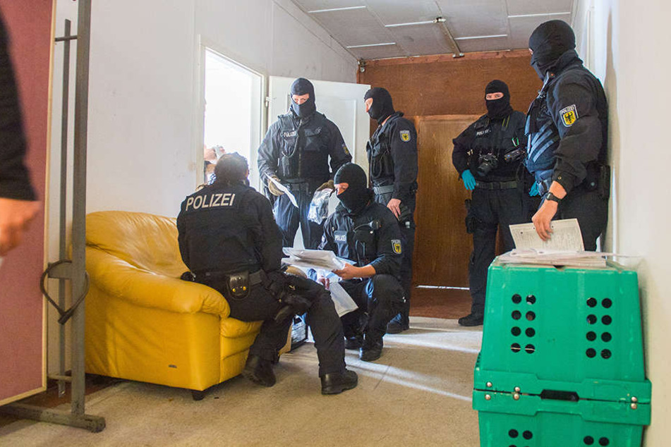 Die Beamten durchsuchten mehrere Räumlichkeiten in Gierstädt.