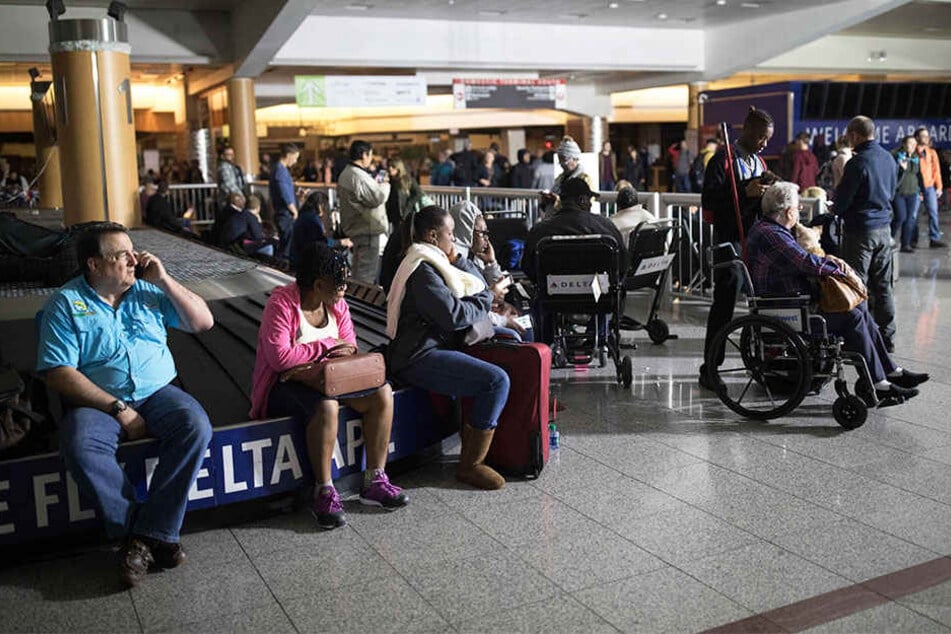Überfüllte Wartehallen im Flughafengebäude in Atlanta.