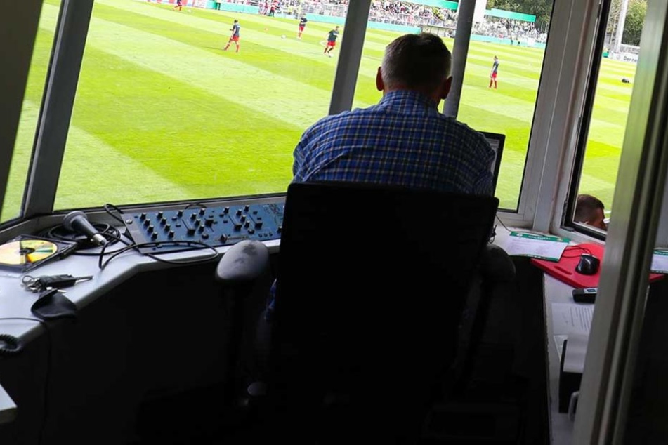 Weil er sich im Ton vergriff, verlor der Stadionsprecher seinen Posten, den er erst zu Saisonbeginn bekommen hatte (Symbolbild).